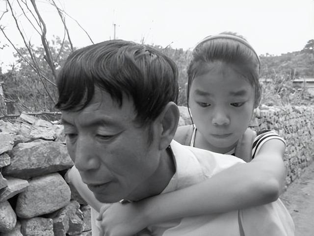 1997年辽宁35岁男子捡到“云朵女婴”，24年过去，她像鲜花一样美