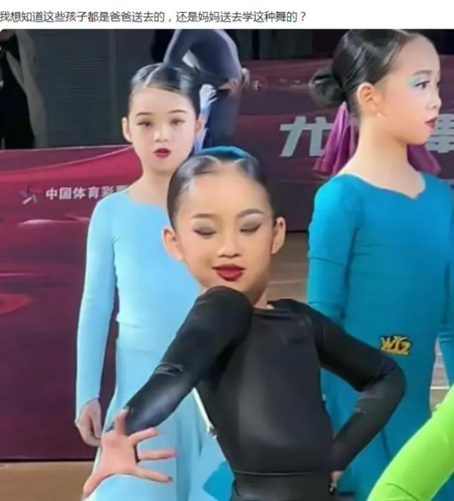 女孩跳舞视频走红，穿着性感动作大胆，网友：小学生扮熟女擦边？