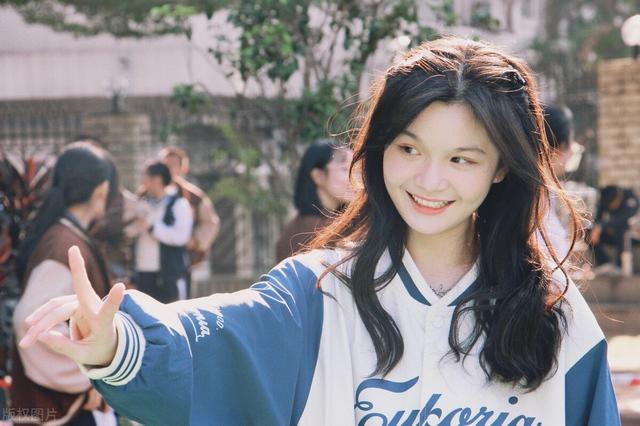 安徽大学教师让女生穿短裙跳舞取悦观众，说即便漏了也没人会看清