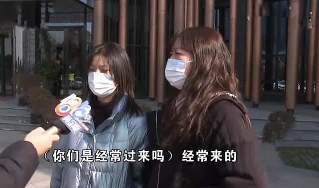 超级尴尬！美女冲澡前在女浴室碰见男员工。经理：时间差