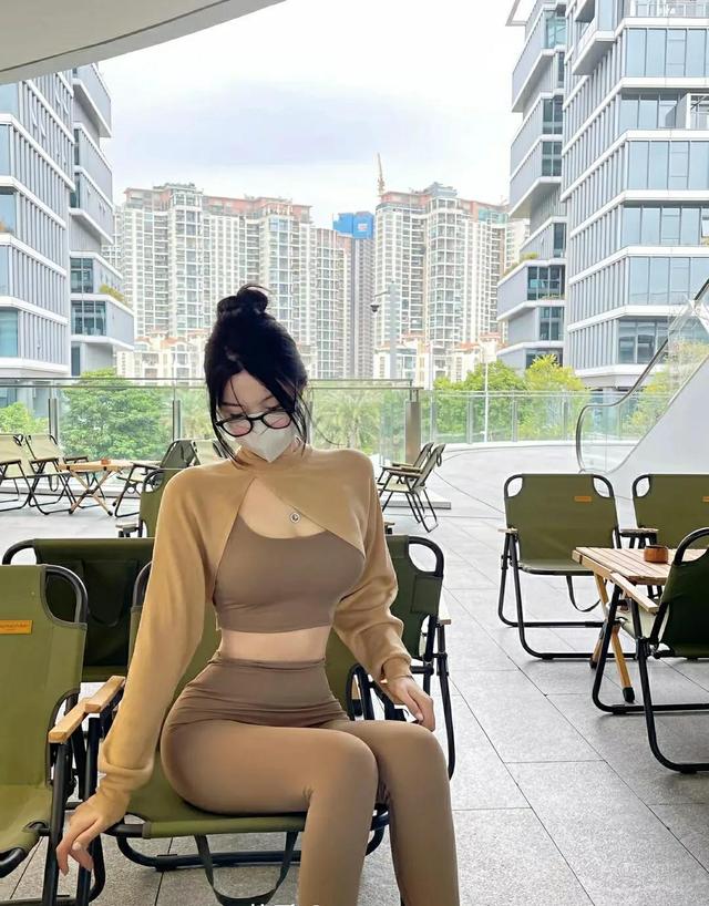 丰润饱满紧致的瑜伽裤美女，优雅舒适一步到位，妩媚多姿