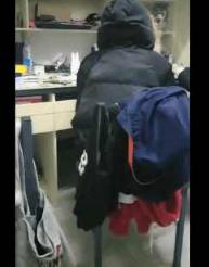 大学女生宿舍穿衣冰火两重天，网友我没看错把
