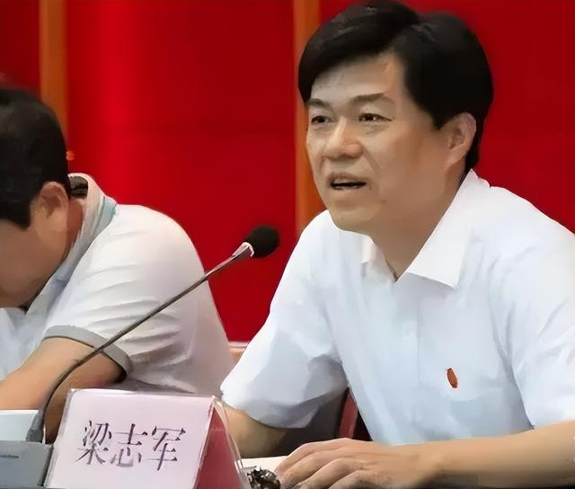 广东中山女书记一身“绝活”，丈夫为升官亲自准备“避孕套”