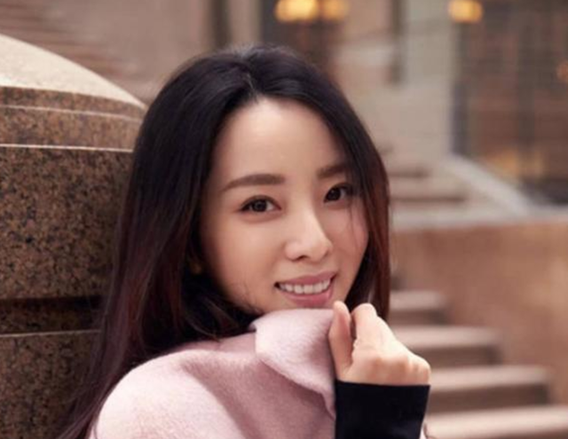 李思思：央视历届最年轻的女主持，事业巅峰嫁给初恋三年生二胎