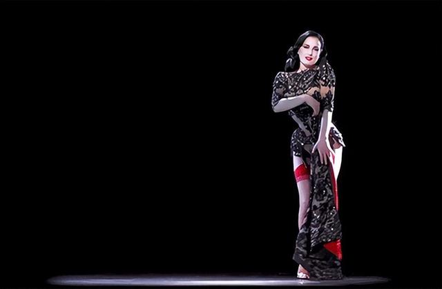 全球最贵的脱衣舞娘：身价10个亿，曾来中国演出，一生为美而活