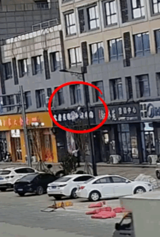 江苏南通女孩跳楼，过路男子扑救当肉垫！精神可嘉但不科学不提倡