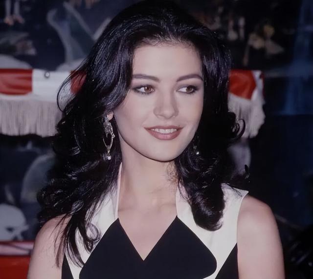 泽塔·琼斯：和花心老公相守22年，儿子遗传她的高颜值