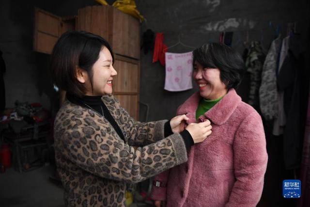 “80后”化妆师免费为农村女性化妆造型点亮自信