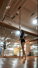 健身女孩跳钢管舞，却被网友抵制，还有人跳舞过年都不敢回家