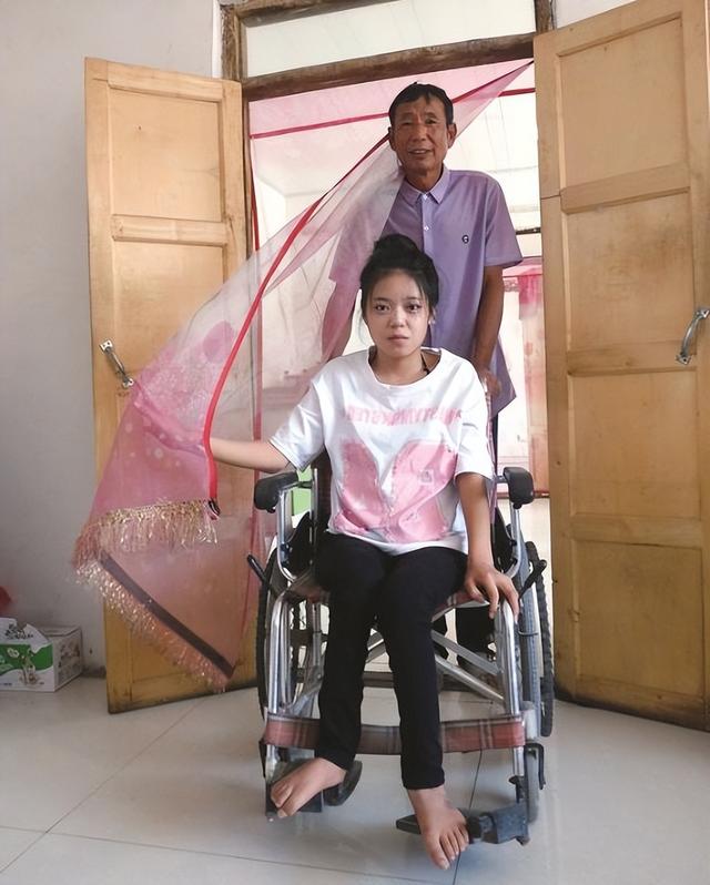 1997年辽宁35岁男子捡到“云朵女婴”，24年过去，她像鲜花一样美