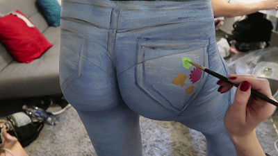 美女们一丝不挂就出门了,竟无人看出这是画的,网友:行为艺术吧