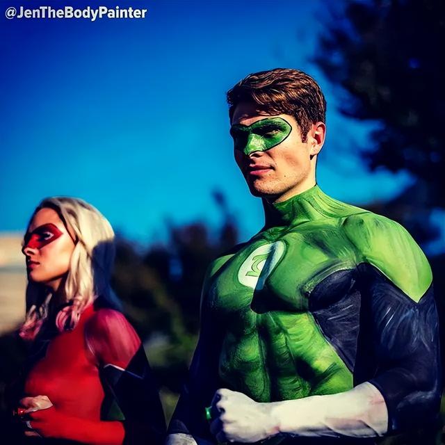 美女们一丝不挂就出门了,竟无人看出这是画的,网友:行为艺术吧