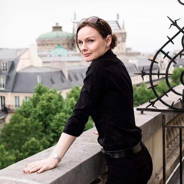 美女超“变态”写实技法，画少女人体很逼真！冷军看了都汗颜