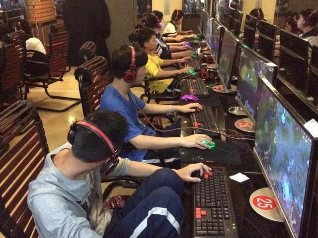 校园“咸猪手”晚自习摸未成年女生屁股遭“古惑仔”爆打