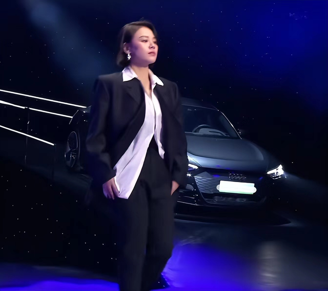 这一夜，张嘉倪美艳，关晓彤清凉，女明星的姿态万千，一眼沦陷