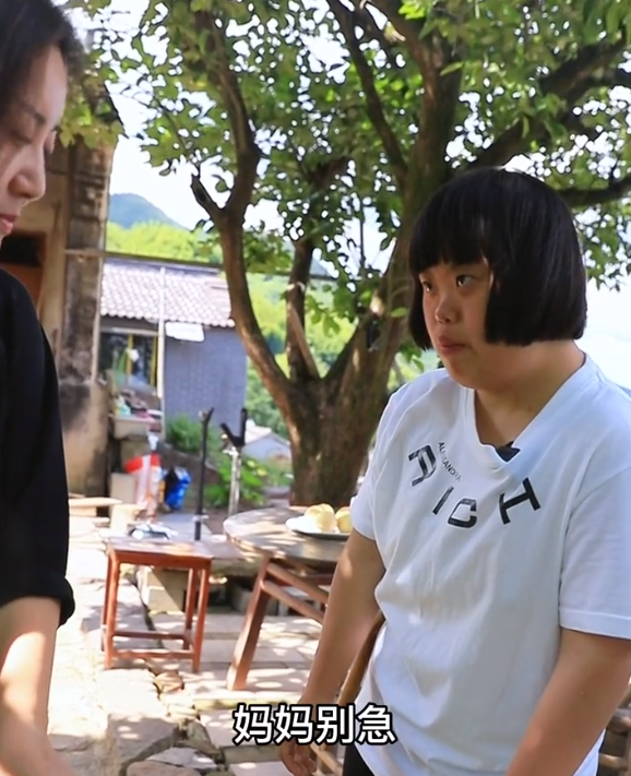 娜娜的乡村生活：母女凭温馨日常爆火，女儿患唐氏综合征依然自信