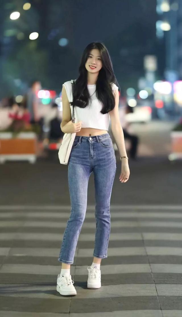街拍美女，乌黑长发大长腿美女，小背心加紧身牛仔裤，养眼美女