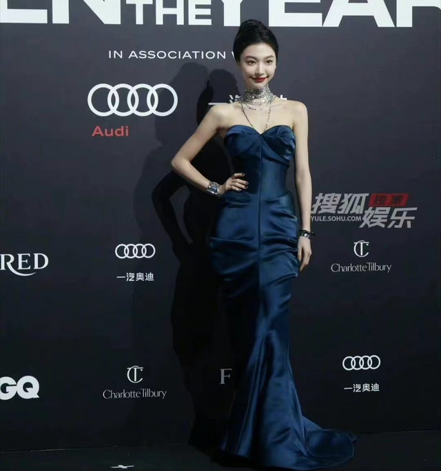 这一夜，张嘉倪美艳，关晓彤清凉，女明星的姿态万千，一眼沦陷