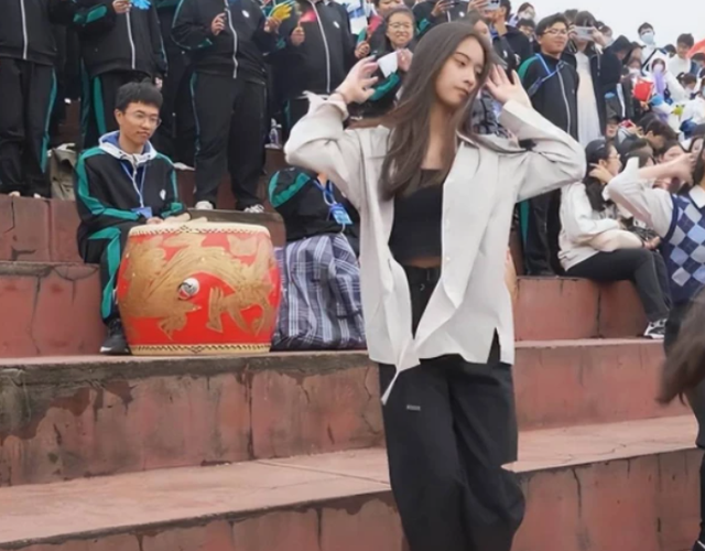 安师大“校花”当众秀热舞，不施粉黛也是焦点，男生还偷偷录像