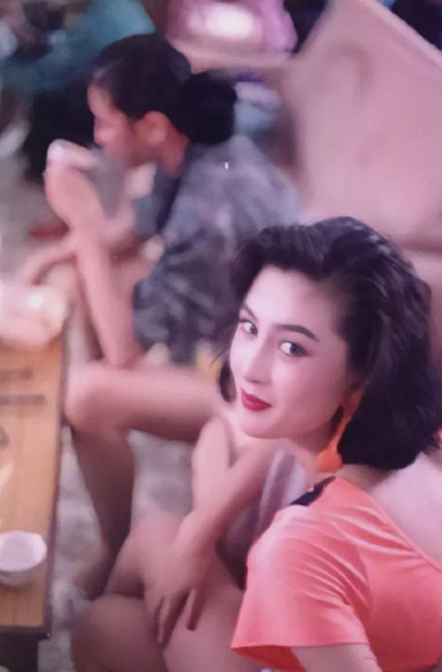 31年前内地“港姐”大赛，不露胸、屁股一样美：当年审美正常