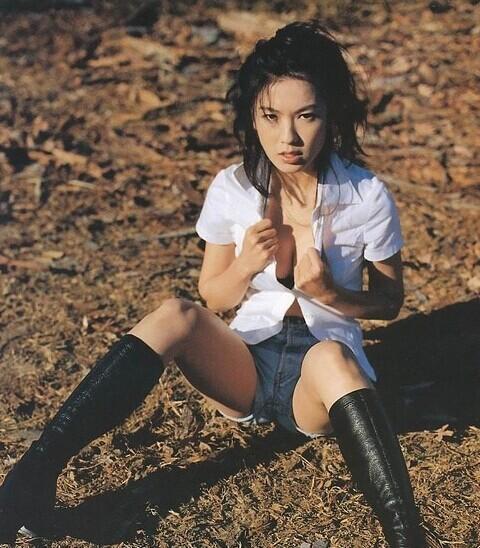 林熙蕾早年大尺度写真 轻解内衣双峰傲人