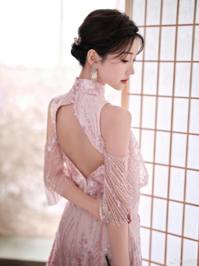 毛晓彤央视元宵晚会造型 穿粉色露背高开叉裙优雅高贵 风情妩媚