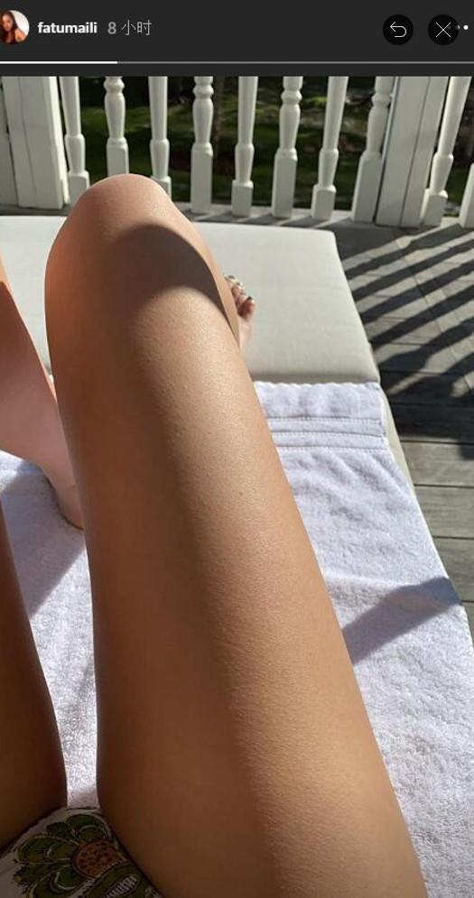 李咏18岁女儿晒性感照，深v领露脐装成熟妩媚，哈文转发力挺女儿