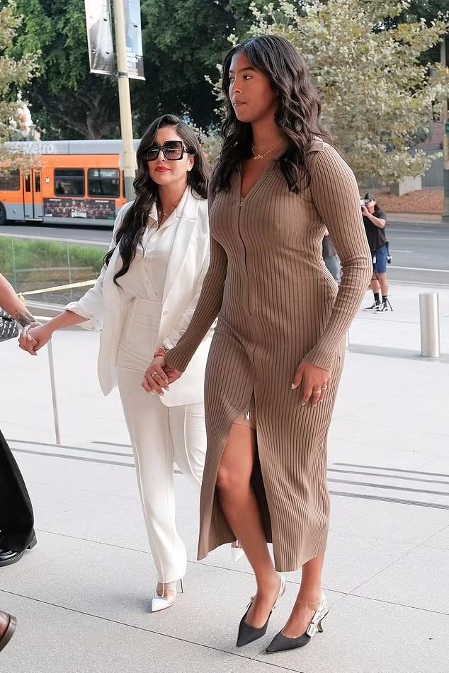 科比19岁大女儿闪耀首映礼！穿露肩裙亮相可真壮实，体重得150斤