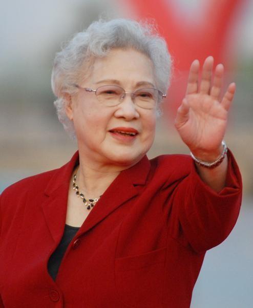被周总理称为“中国最美女性”,已99岁的秦怡老了依旧如此美丽