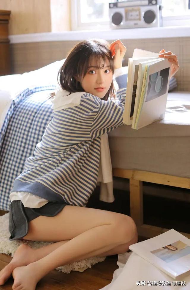 美女萝莉运动短裤美腿玉足室内个人写真