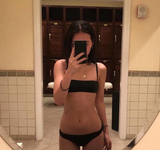 李咏18岁女儿晒性感照，深v领露脐装成熟妩媚，哈文转发力挺女儿