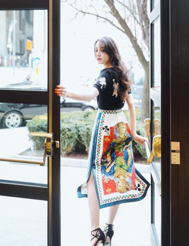 “扑克牌”的连衣裙，迪丽热巴重回颜值巅峰，网友：爱了