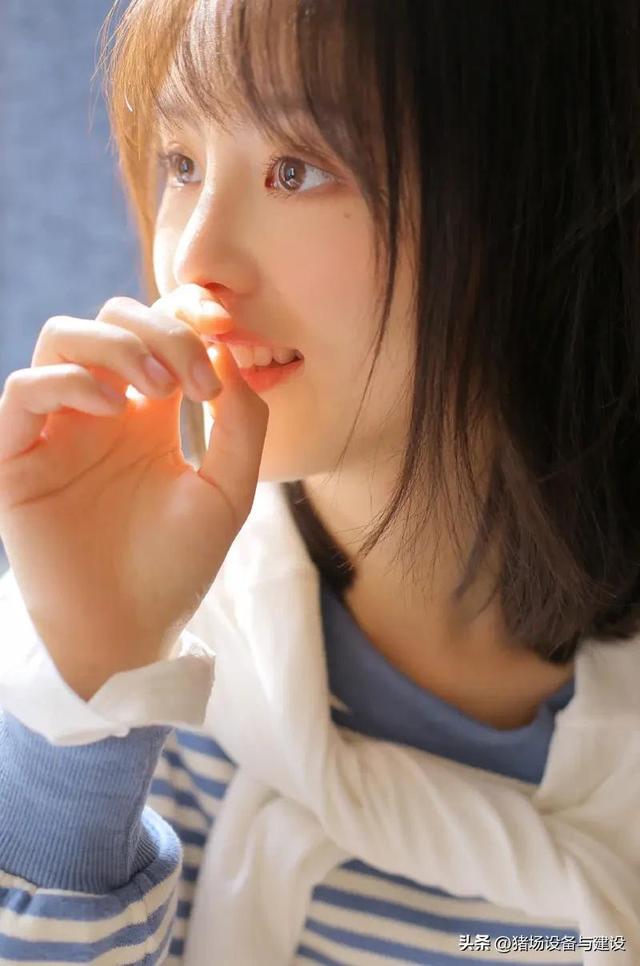 美女萝莉运动短裤美腿玉足室内个人写真