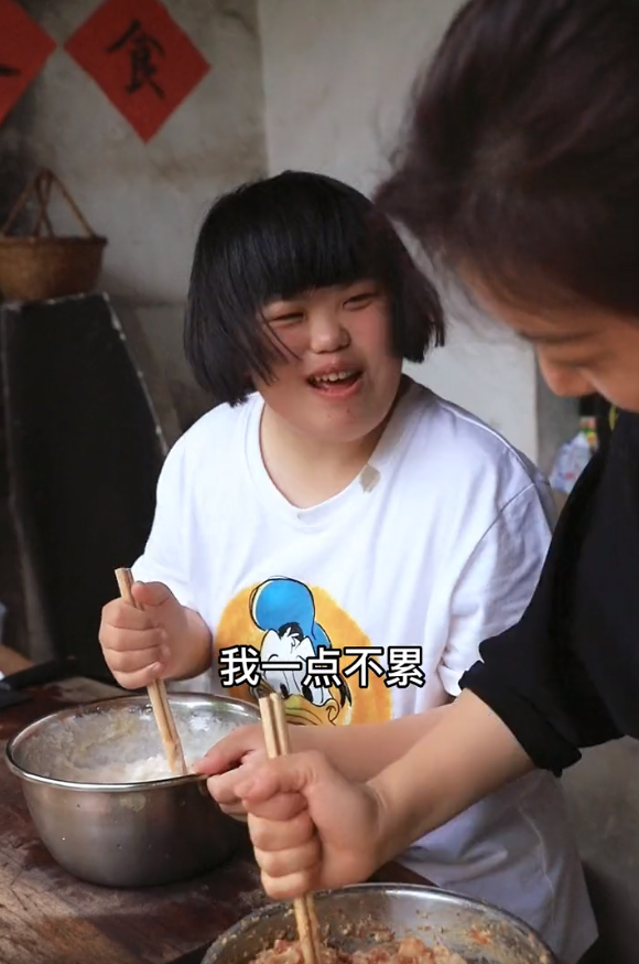 娜娜的乡村生活：母女凭温馨日常爆火，女儿患唐氏综合征依然自信