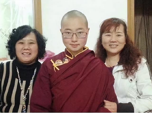 山东女孩马滢：才貌双全，一本大学毕业，不找工作反而出家当尼姑