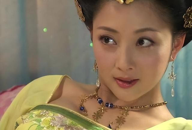 这些女星的身材告诉你：“干干瘪瘪”不叫美，珠圆玉润才更有韵味