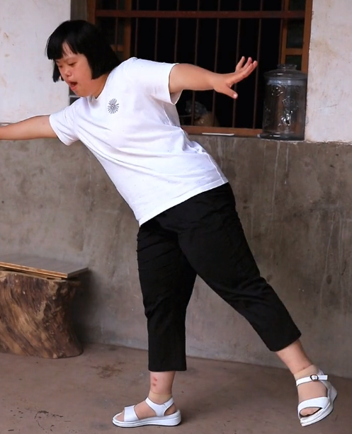 娜娜的乡村生活：母女凭温馨日常爆火，女儿患唐氏综合征依然自信