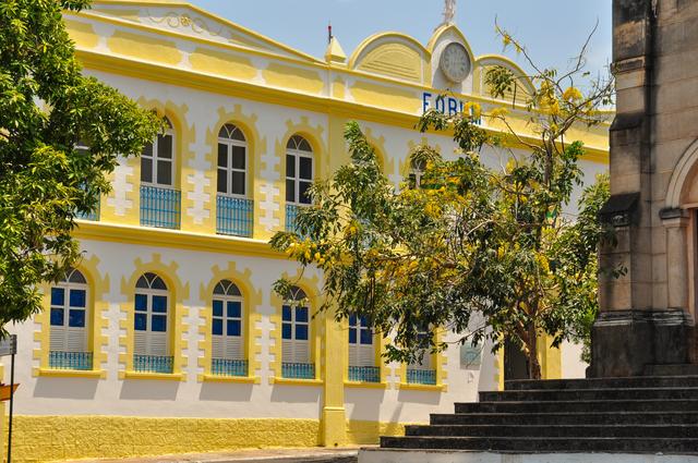 女人不习惯穿裙子，竟然当街把手伸进衣服里面