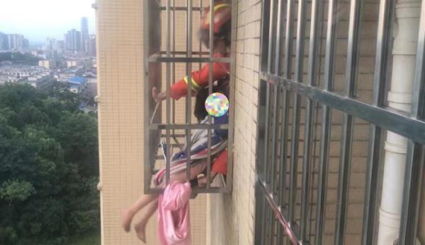 家中无大人，宁乡女童头卡15楼防护窗悬空！邻居举动太赞了
