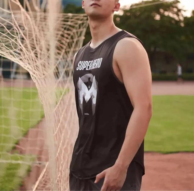 江苏19岁漂亮女生，劈腿体育生，男友：我每月给你4000，你却不忠