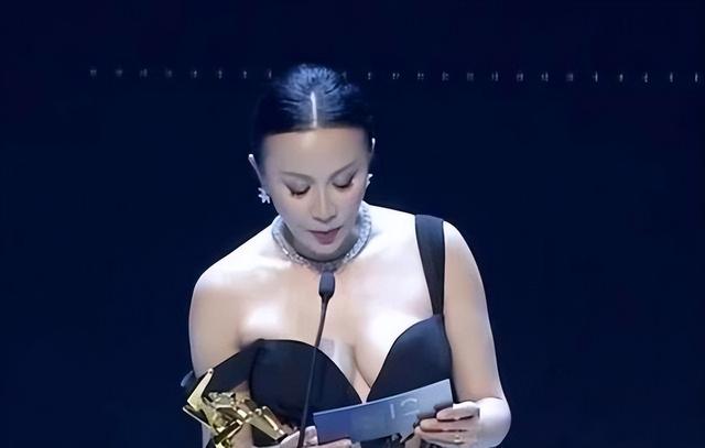 肩带断开、裙子走光，这四位女星的社死瞬间，简直不要太尴尬