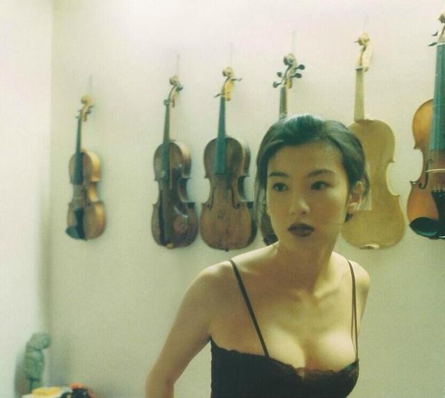 林熙蕾早年大尺度写真 轻解内衣双峰傲人