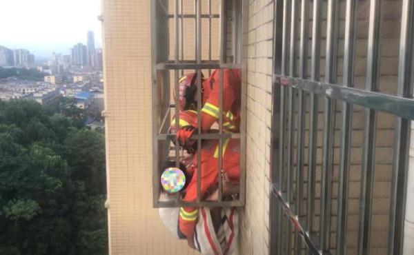 家中无大人，宁乡女童头卡15楼防护窗悬空！邻居举动太赞了