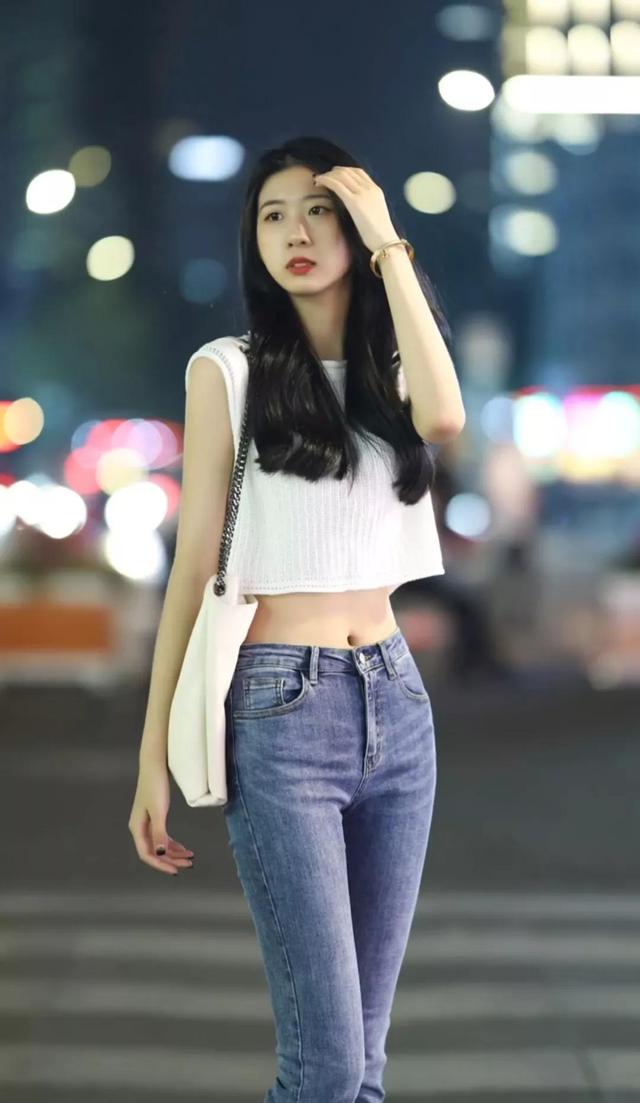 街拍美女，乌黑长发大长腿美女，小背心加紧身牛仔裤，养眼美女
