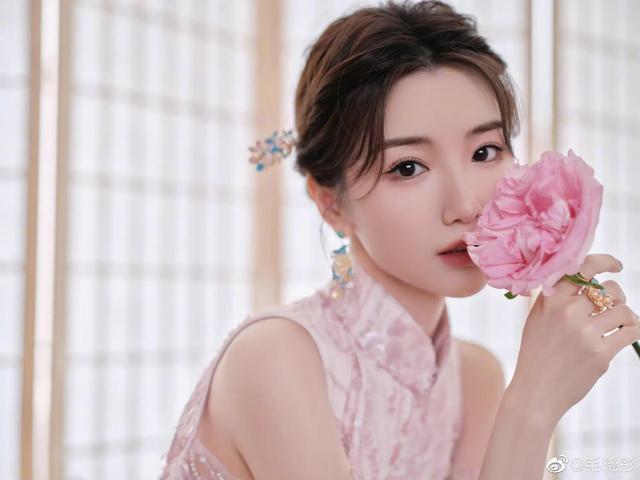 毛晓彤央视元宵晚会造型 穿粉色露背高开叉裙优雅高贵 风情妩媚