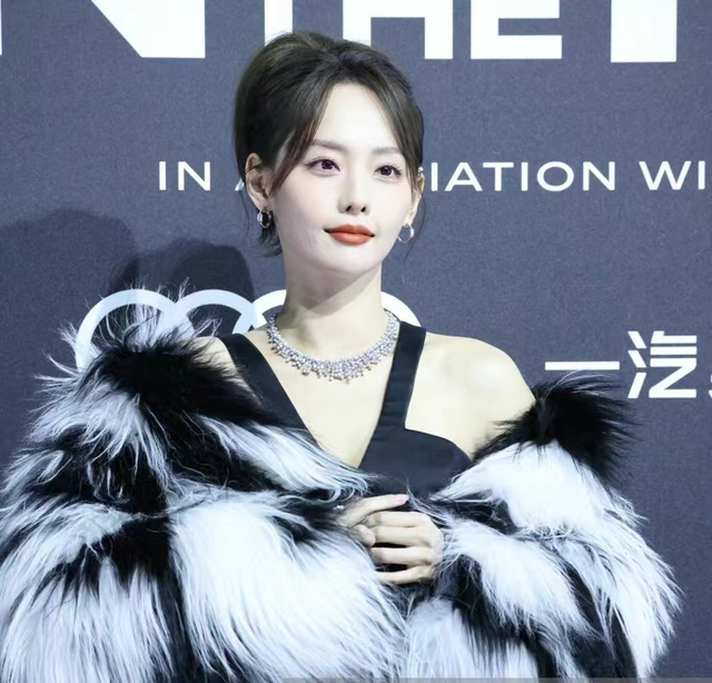 这一夜，张嘉倪美艳，关晓彤清凉，女明星的姿态万千，一眼沦陷