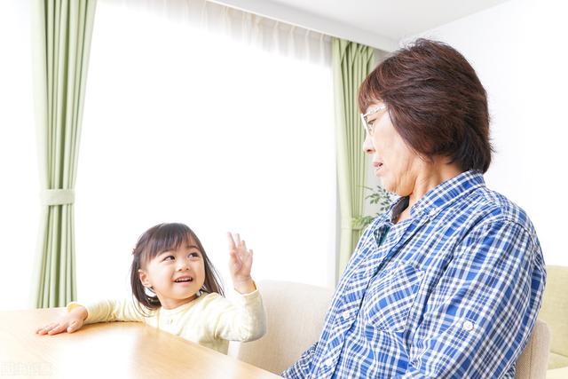 4岁女孩胆大心细“惹不起”，到哪都不受欺负，奶奶分享心得