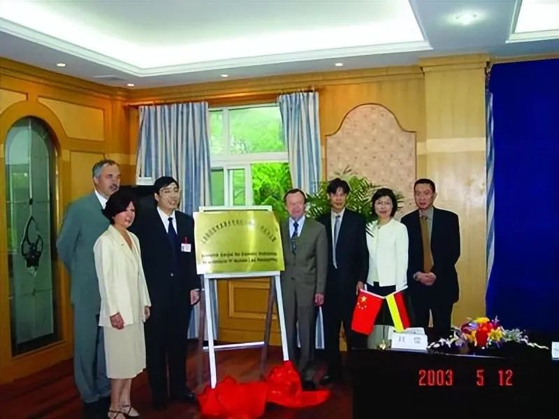 上海性福“双面校长”，白天斯文君子，晚上情妇左拥右抱，玩弄各种女性