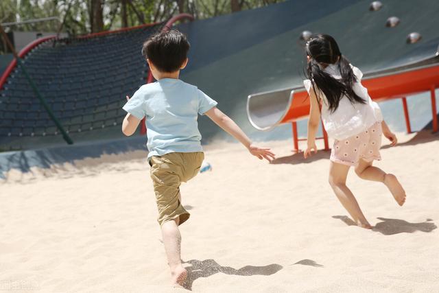 4岁女孩胆大心细“惹不起”，到哪都不受欺负，奶奶分享心得