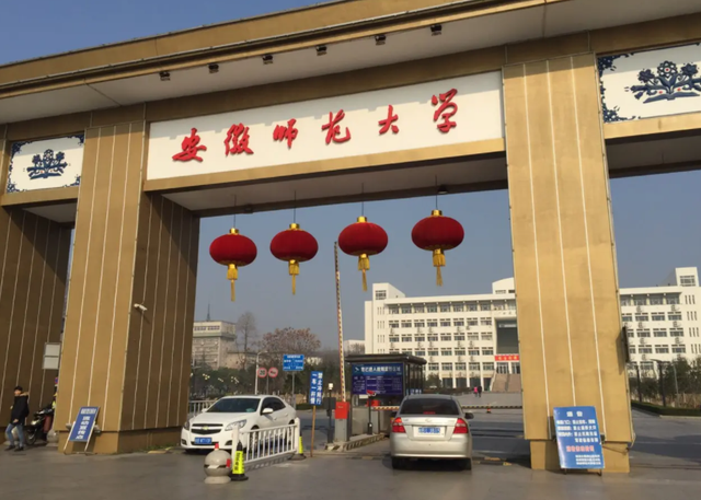 安师大“校花”当众秀热舞，不施粉黛也是焦点，男生还偷偷录像